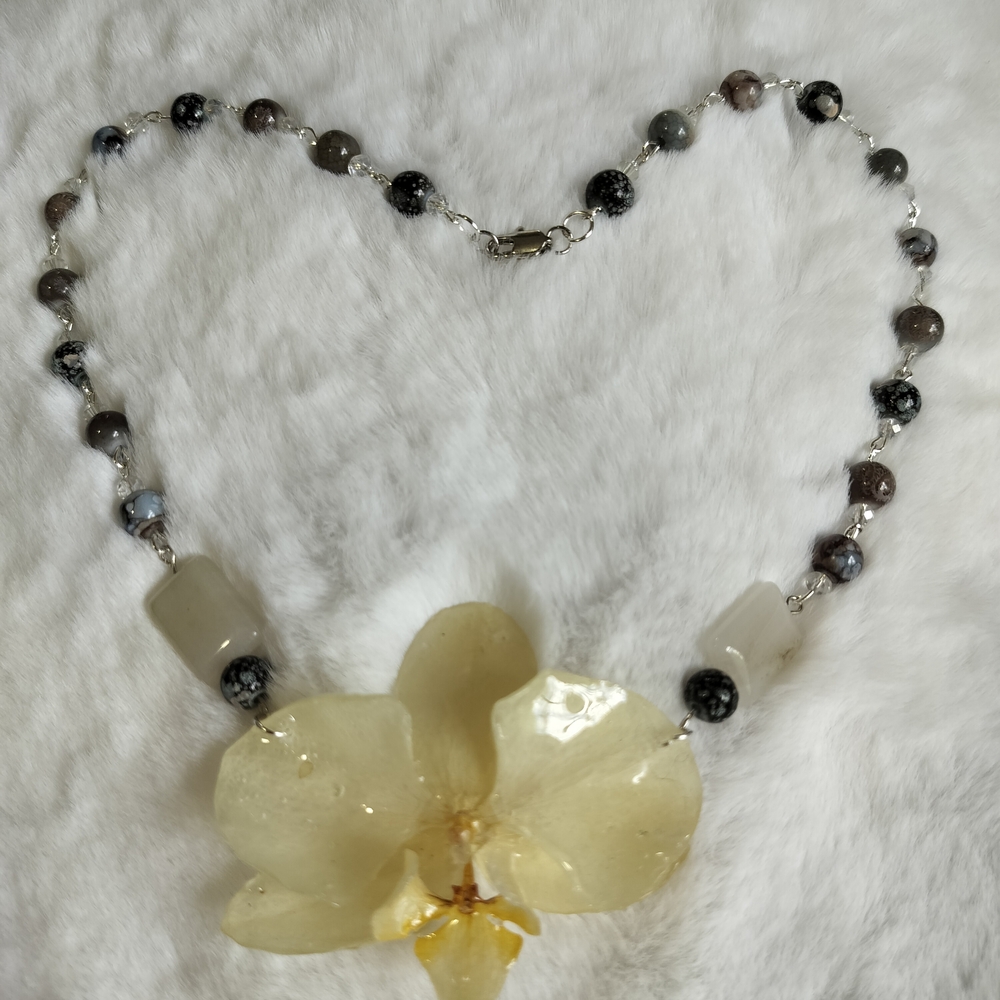 Elegant Floral Necklace with Yellow and Gray Beads